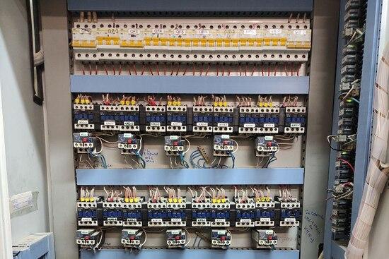 Застаріле електрообладнання шафи керування елеватором