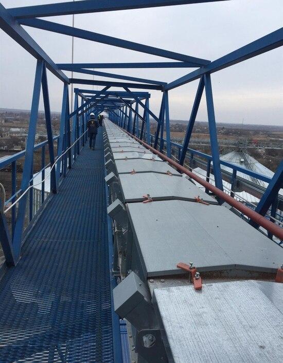 Закритий стрічковий конвеєр Grain Capital у галереї над силосами