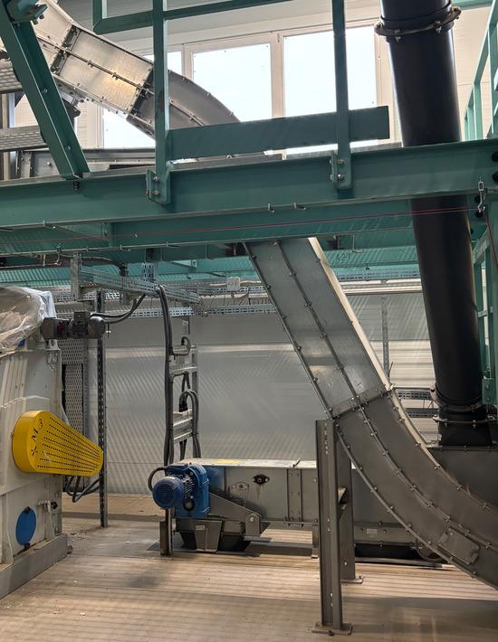 Ланцюговий конвеєр типу «гусяча шия» в технологічній лінії