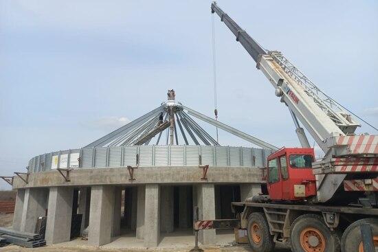 Installation of the silo roof structure on a high concrete base