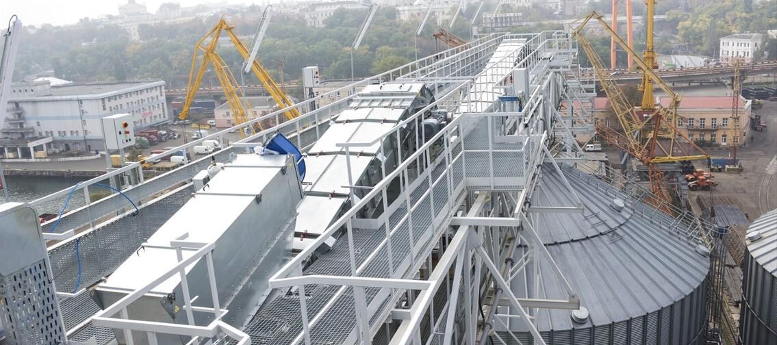 Локальні фільтри системи аспірації, встановлені на ланцюгових конвеєрах для знепилення процесу перевалки зерна