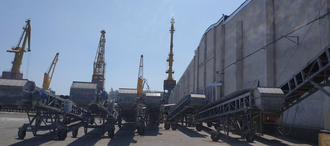 Ряд мобільних стрічкових конвеєрів на колісній базі, встановлених на відкритому майданчику в порту