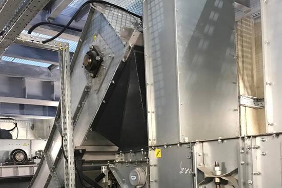 Башмак норії з механізмом натягу стрічки та датчиками контролю на елеваторі