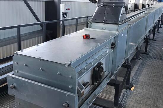 Промисловий скребковий конвеєр для зерна з вузлом завантаження та датчиками підпору