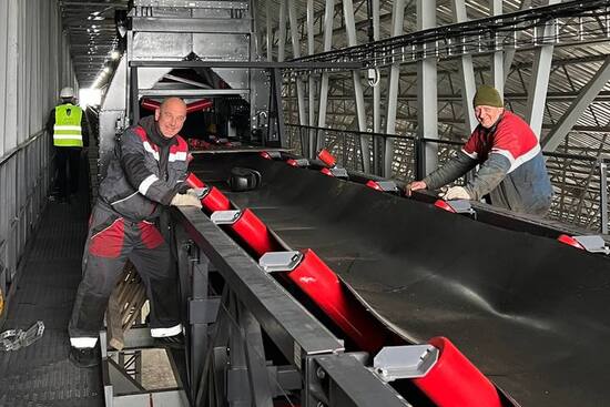 Технічне обслуговування магістральної конвеєрної стрічки всередині закритої галереї зернового терміналу