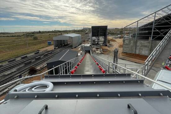 Технічне обслуговування магістральної конвеєрної стрічки всередині закритої галереї зернового терміналу