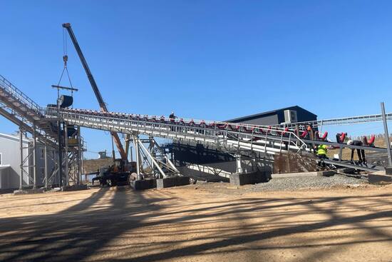 Процес монтажу металоконструкцій та опорної естакади для нової стрічкової конвеєрної лінії в портовому терміналі