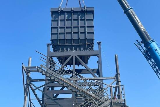 Монтаж великогабаритних промислових бункерних ваг за допомогою крана на терміналі ТІС.