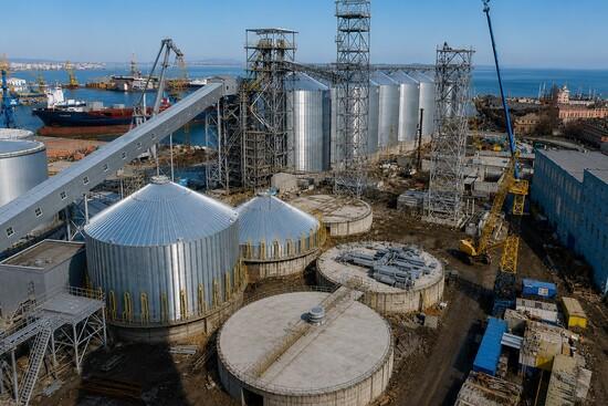 Будівництво зернового терміналу з силосами