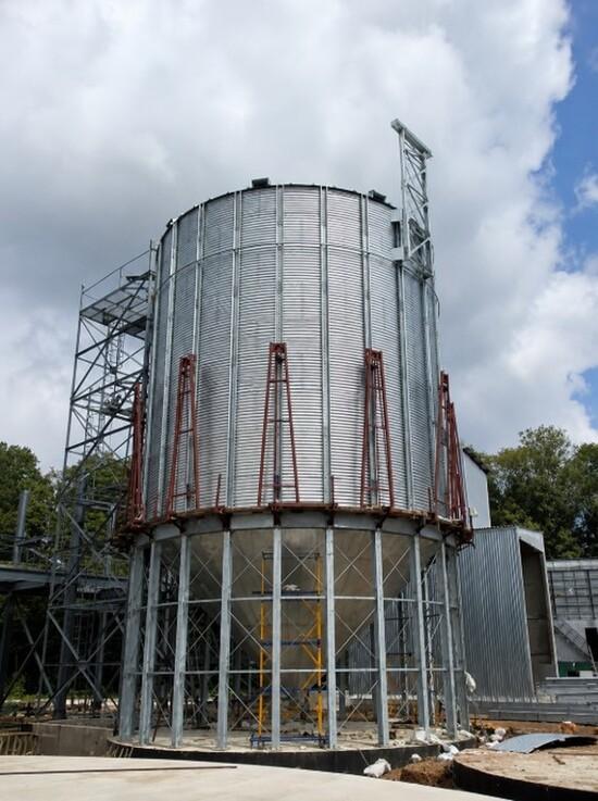 Construction of a grain storage silo at a grain elevator facility, including the installation of the steel structure and auxiliary equipment