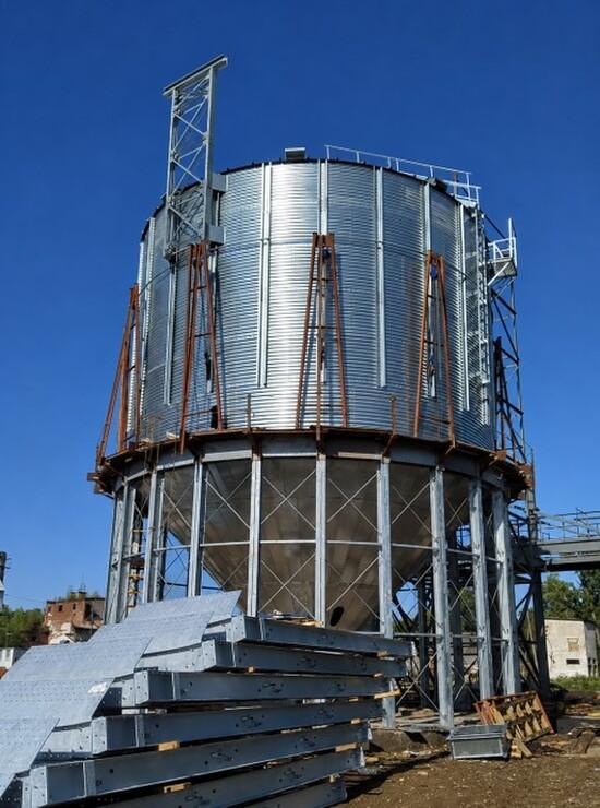 Installation of a steel grain storage silo at a grain elevator facility