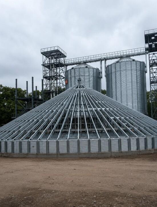 Installation of the roof structure of a steel grain storage silo at a grain elevator facility